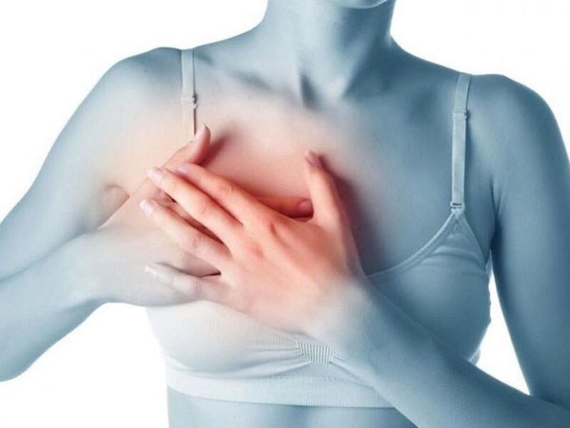 nâng ngực bị sưng